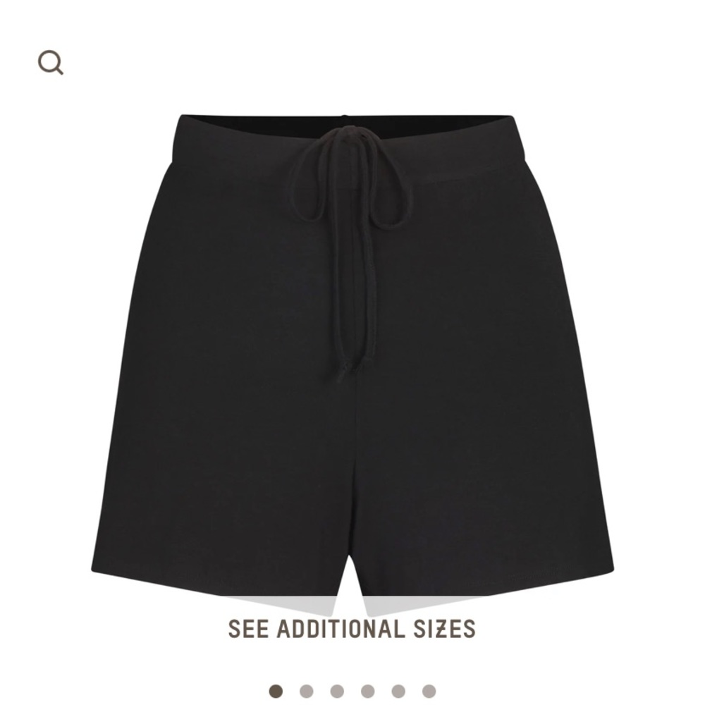 BNWT SKIMS SLEEP SHORT IN ONYX